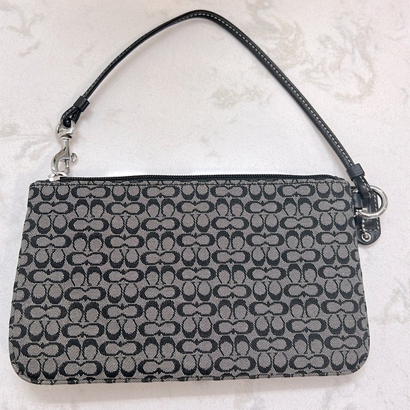 Coach Soho Black Signature C Jacquard Buckle Flap Wristlet NWOT - Picture 4 of 9